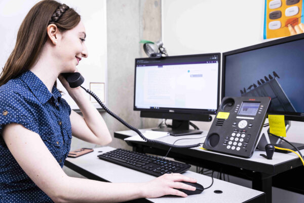 advisor looking at a computer screen while on the phone