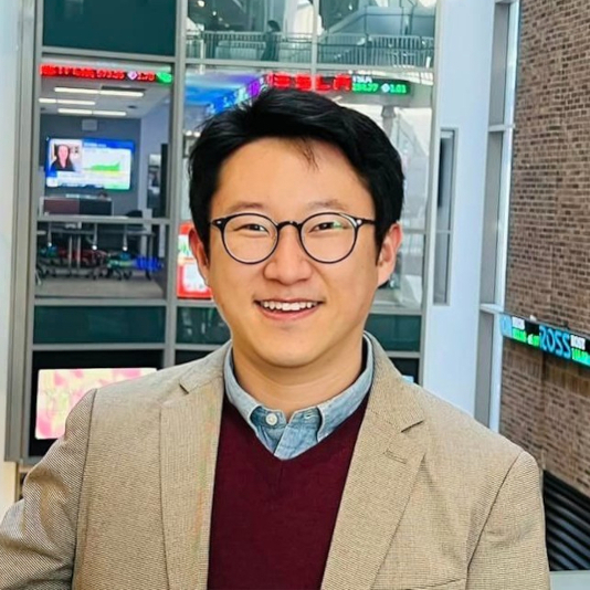 An image of Dr Daewoung Joey Choi smiling